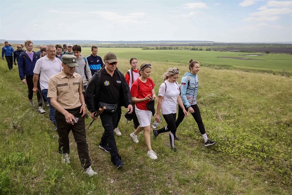Алексей Русских прогулялся по экотропе с молодёжью региона