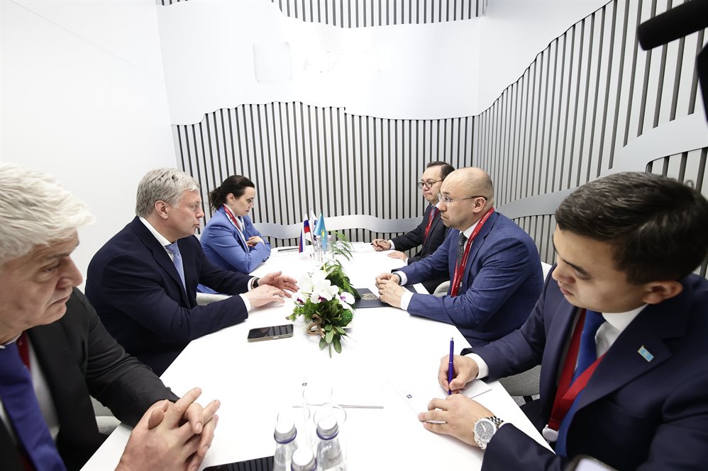 Алексей Русских и посол Казахстана в России Даурен Абаев обсудили направления сотрудничества