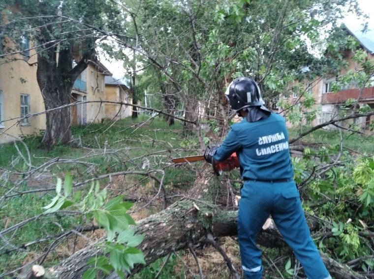 Упал кран, размыло дороги, повалило деревья. Последствия стихии в Ульяновске