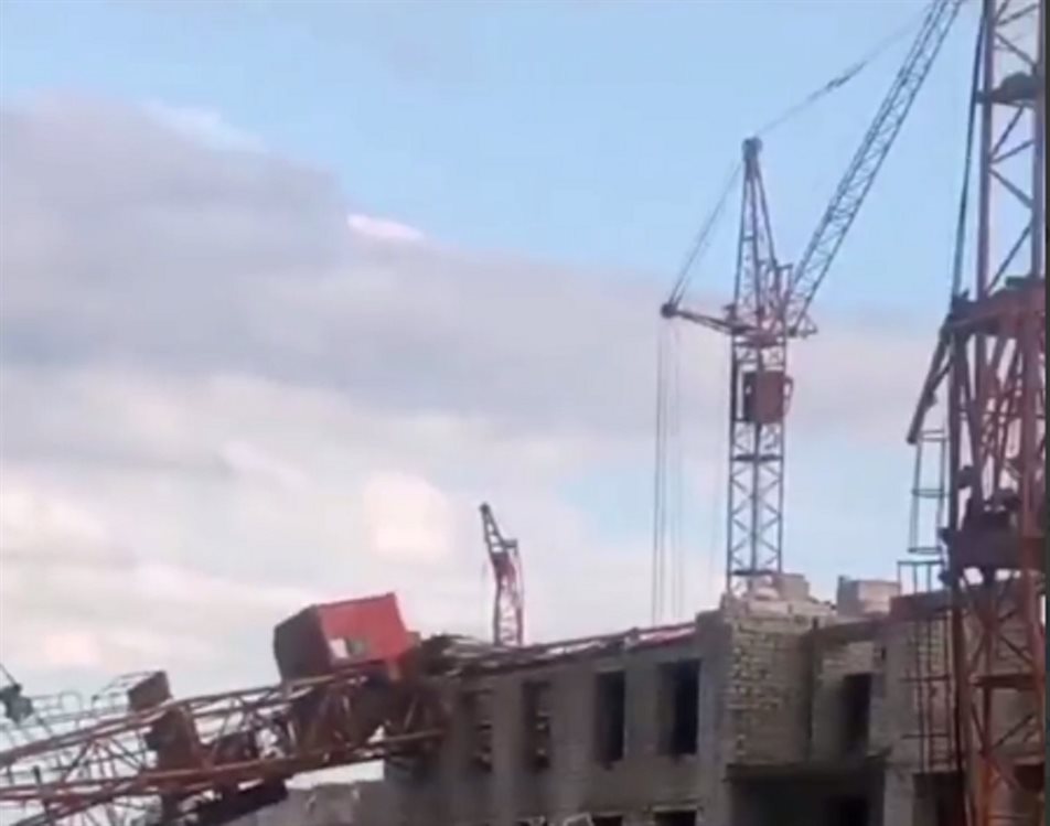В Ульяновске башенный кран рухнул на строящийся дом