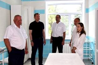 Владимир Разумков посетил медицинские учреждения Тереньгульского района