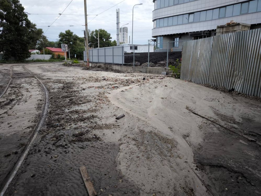 В Ульяновске трамвайные пути завалило песком и камнями