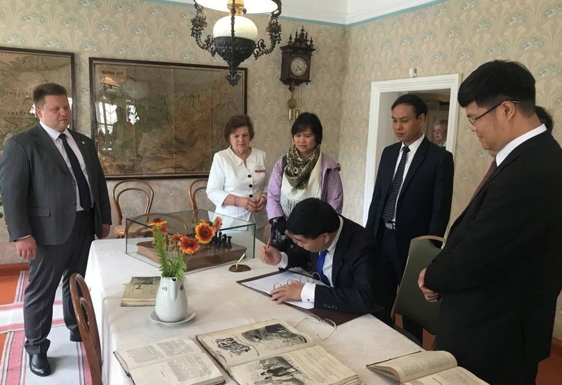 Дом-музей Ленина посетила делегация из Республики Вьетнам