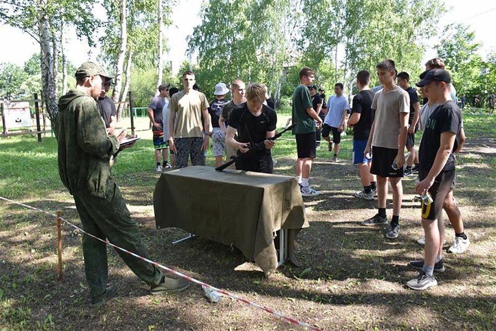 60 школьников Ульяновской области продемонстрировали мастерство строевой подготовки и метания гранаты