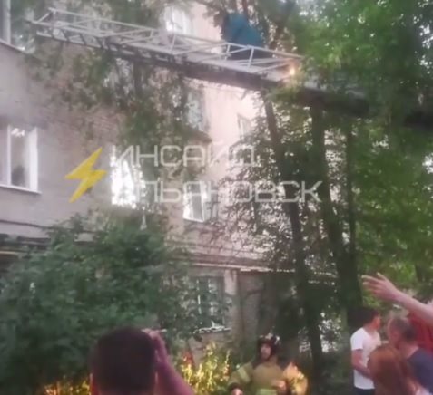 Из горящего дома на улице Стасова эвакуировали 25 человек