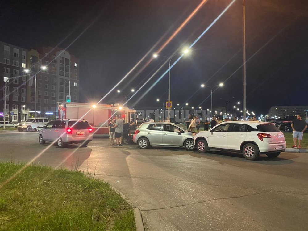 На пересечении проспекта Ливанова и улицы Еремецкого столкнулись три машины