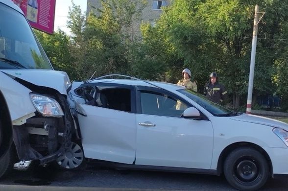 В ДТП с маршруткой на Московском шоссе пострадали два человека