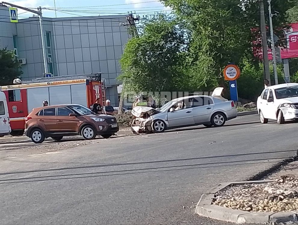 На улице Пушкарёва столкнулись три автомобиля