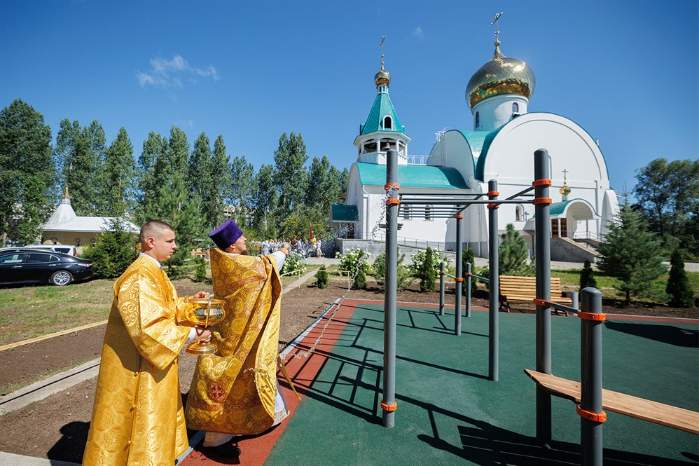 Митрополит Лонгин освятил новую детскую площадку при храме в Заволжье