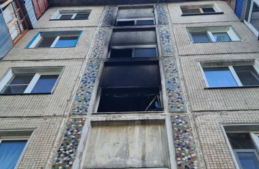 На улице Рябикова из горящего дома эвакуировали девять человек