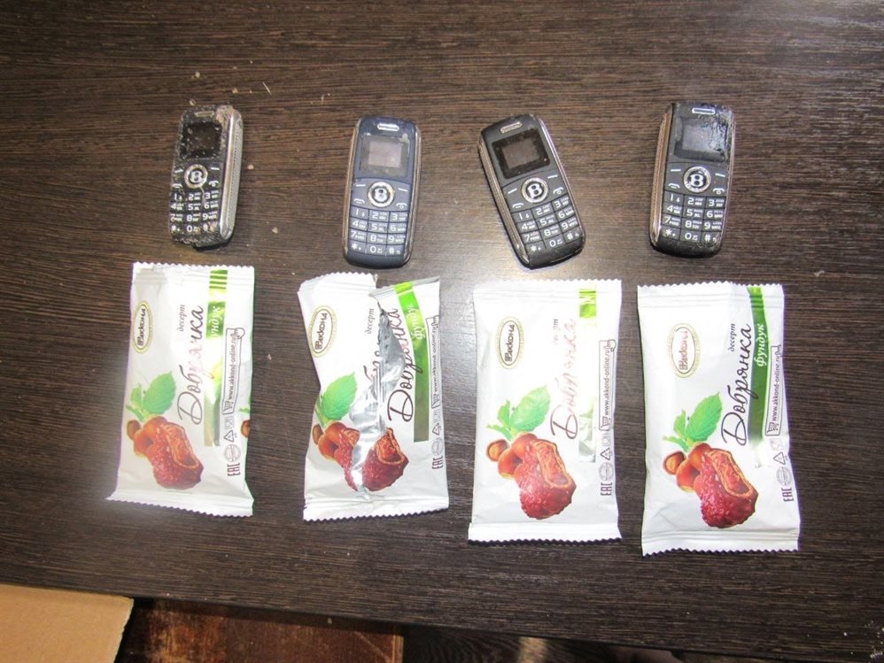 В Димитровграде в исправительную колонию под видом конфет пытались пронести телефоны