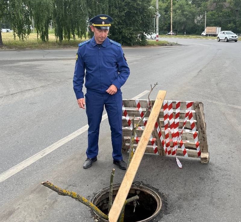 На улице Октябрьской открытый канализационный люк привлёк внимание прокуратуры