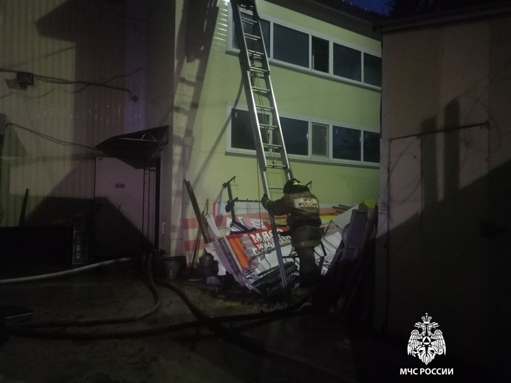 В Ульяновске ночью загорелось двухэтажное здание