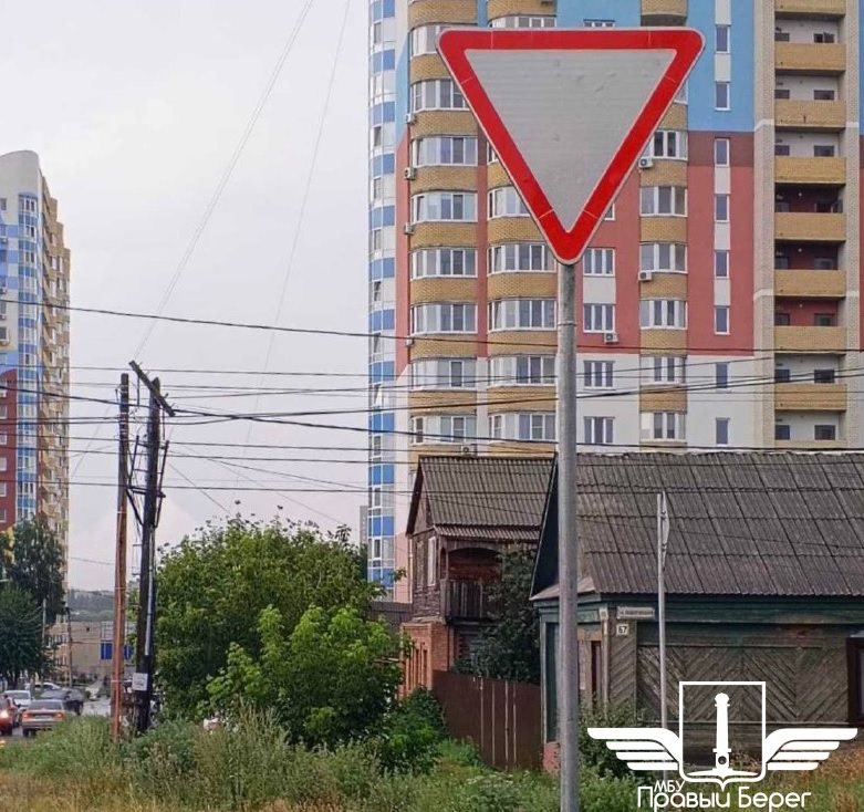 На пересечении улицы Водопроводной и переулка Суворова установили знаки приоритета
