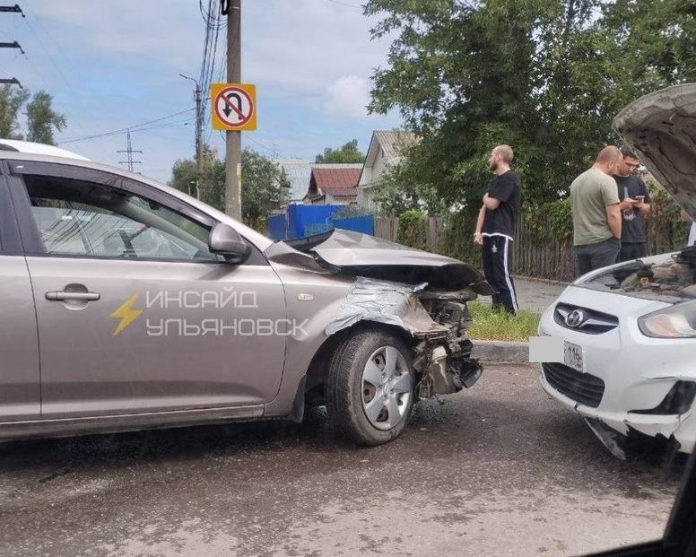 На пересечении улиц Репина и Пархоменко столкнулись несколько машин
