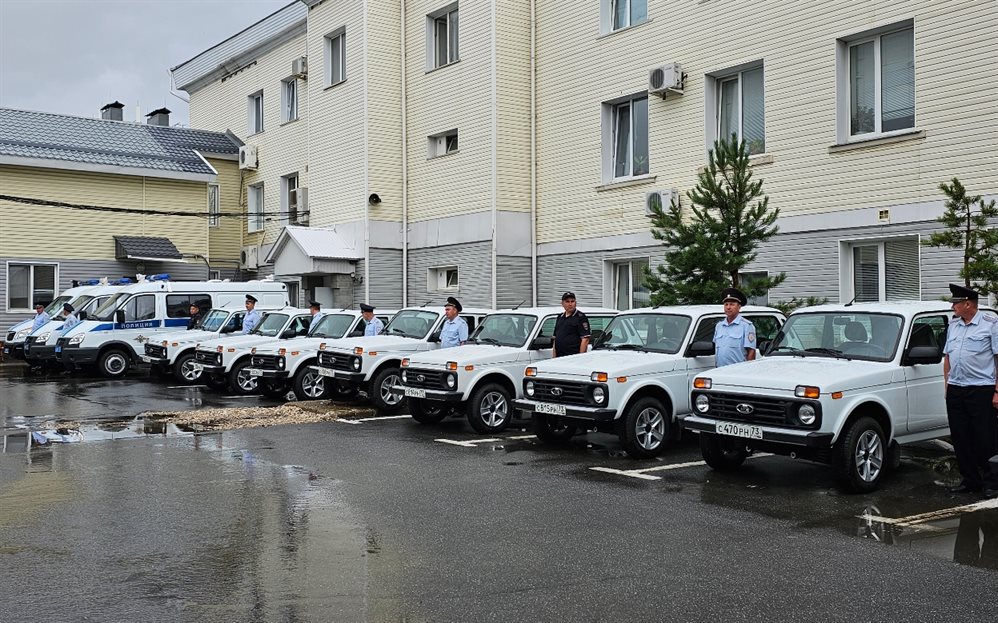 Ульяновским полицейским вручили ключи от новых автомобилей