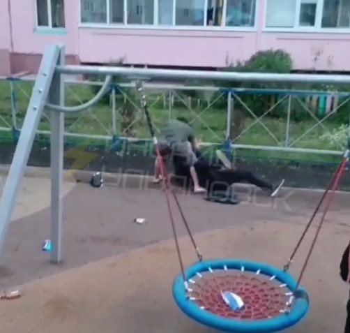 В Ульяновске на детской площадке избили человека. Полиция проводит проверку