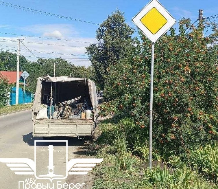 На пересечениях улицы Автозаводской с несколькими переулками установили знаки приоритета