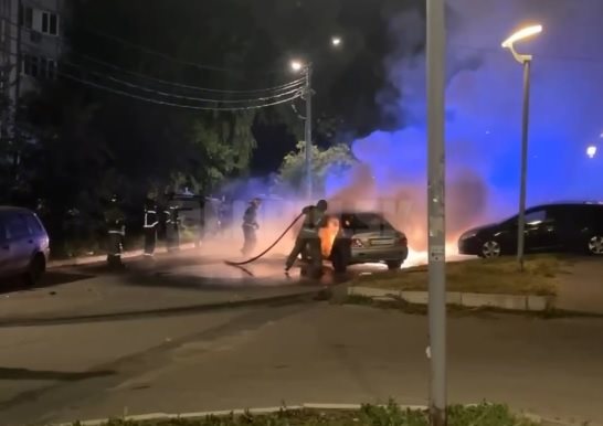 На улице Камышинской иномарка протаранила несколько автомобилей и загорелась