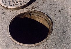 В Заволжье после вмешательства прокуратуры канализационный колодец привели в надлежащее состояние