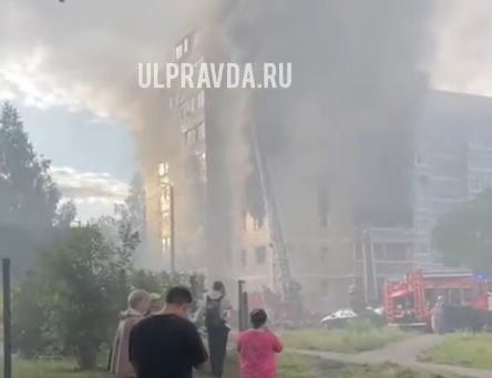 В доме на улице Корунковой горят несколько квартир. На месте работают спасатели