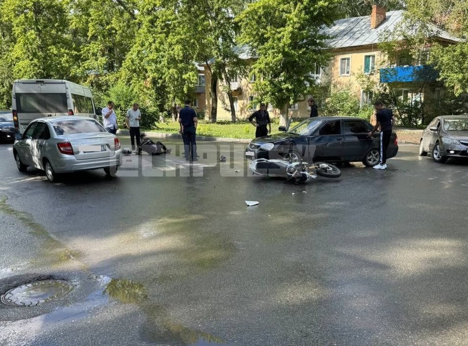 На пересечении Автозаводской и Полбина сбили мотоциклиста