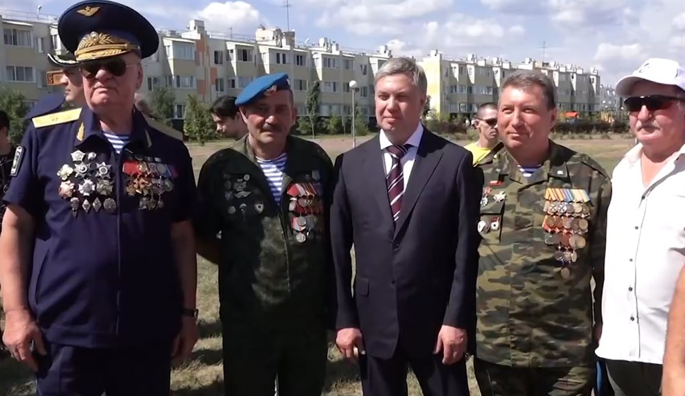 Алексей Русских поздравил десантников с праздником