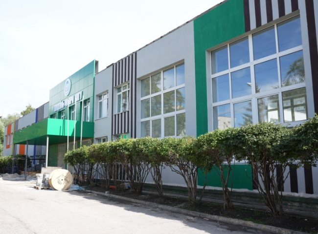 В областном центре завершают обновление фасадов школы № 7 и лицея № 40