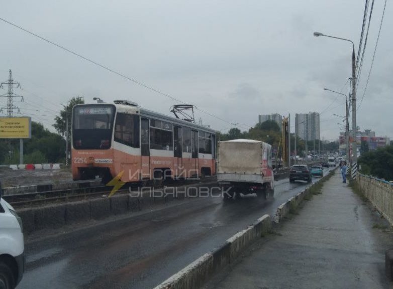 Движение трамваев по минаевскому мосту временно приостановлено