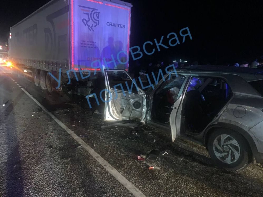 На трассе М-5 иномарка врезалась в фуру. Погибли три человека, ещё трое – в больнице