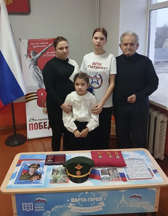 В школах Ульяновской области продолжается патриотическая акция «Парта Героя»