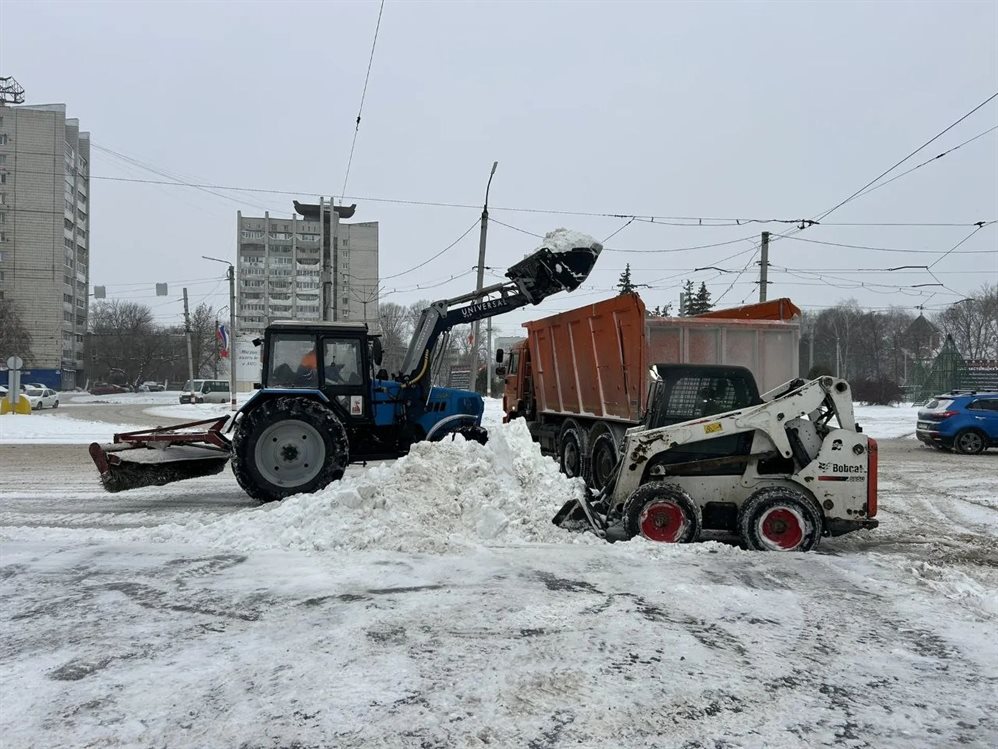 В Ульяновске сильный ветер повредил светофоры и дорожные знаки