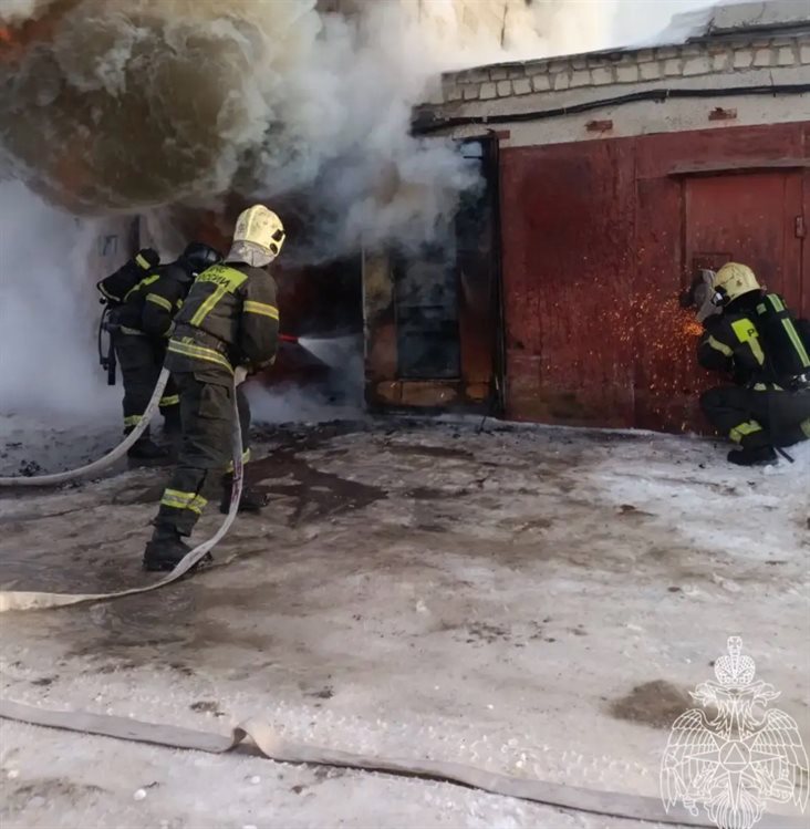 В Ульяновске загорелся двухэтажный гараж