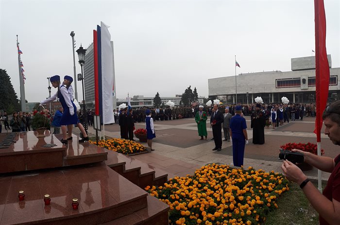 Перед памятником