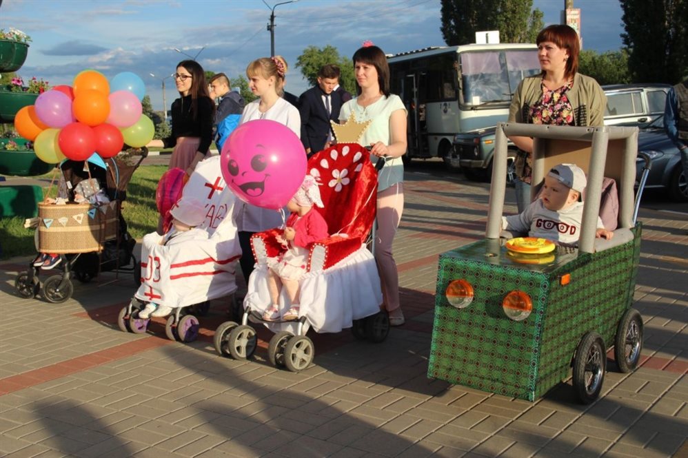 Парад колясок идеи. Конкурс колясок. Украшение колясок на конкурс. Украшение коляски на парад.