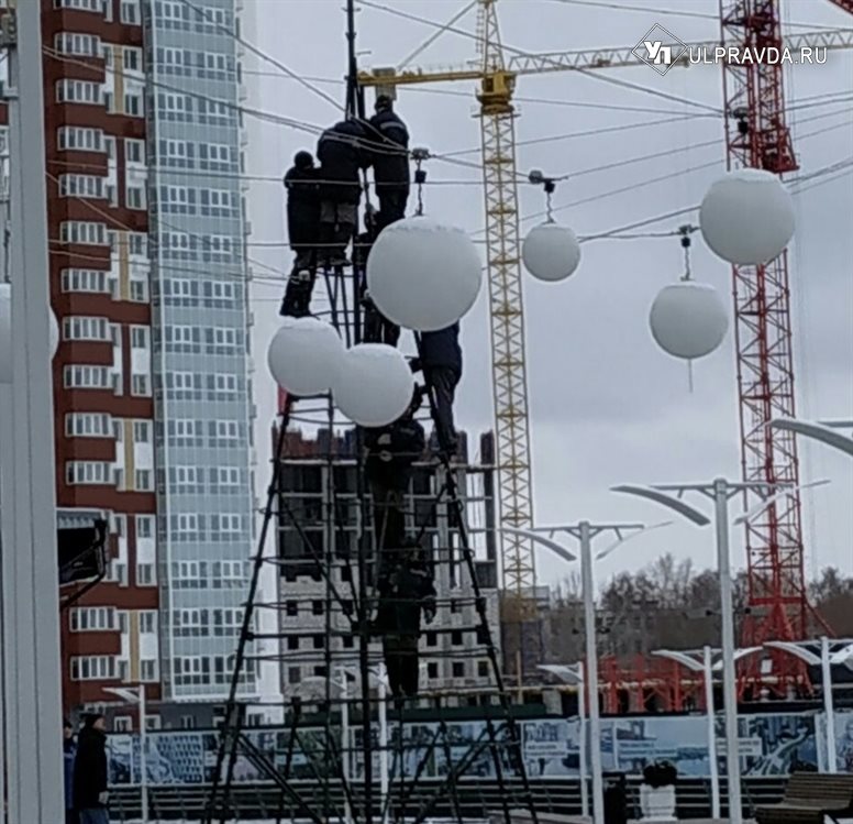 Ульяновск установка. Телецентр Ульяновск. Елка Ульяновск 2020 у Аквамолла. Елка у Аквамолла Ульяновск 2021. Телецентр Ульяновск фото.