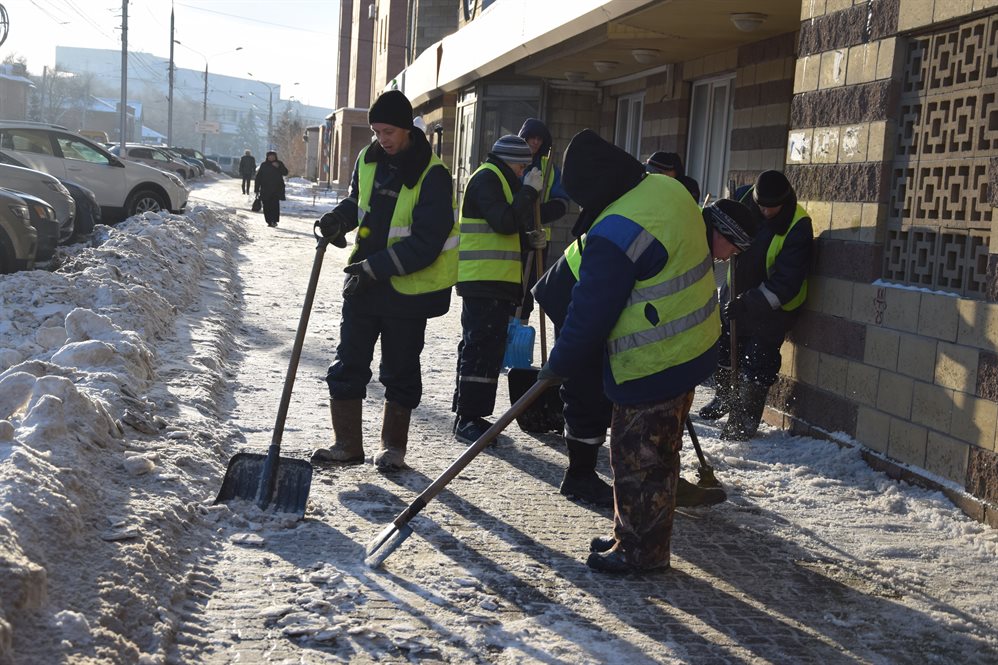 Сайт ульяновск сегодня. Очистка тротуаров. Очистка тротуаров от снега. Коммунальщики в Ульяновске. КДМ для тротуаров.