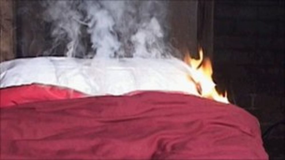 Спалил в постели. Кровать горит. Огонь в постели. Горящий плед. Кровать в огне.