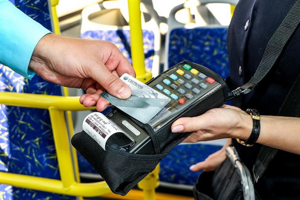 За проезд наличкой или онлайн? Отменят ли в ульяновских трамваях использование банковских карт
