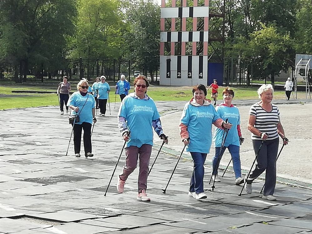 В Ульяновске Центры активного долголетия проводят занятия по скандинавской ходьбе