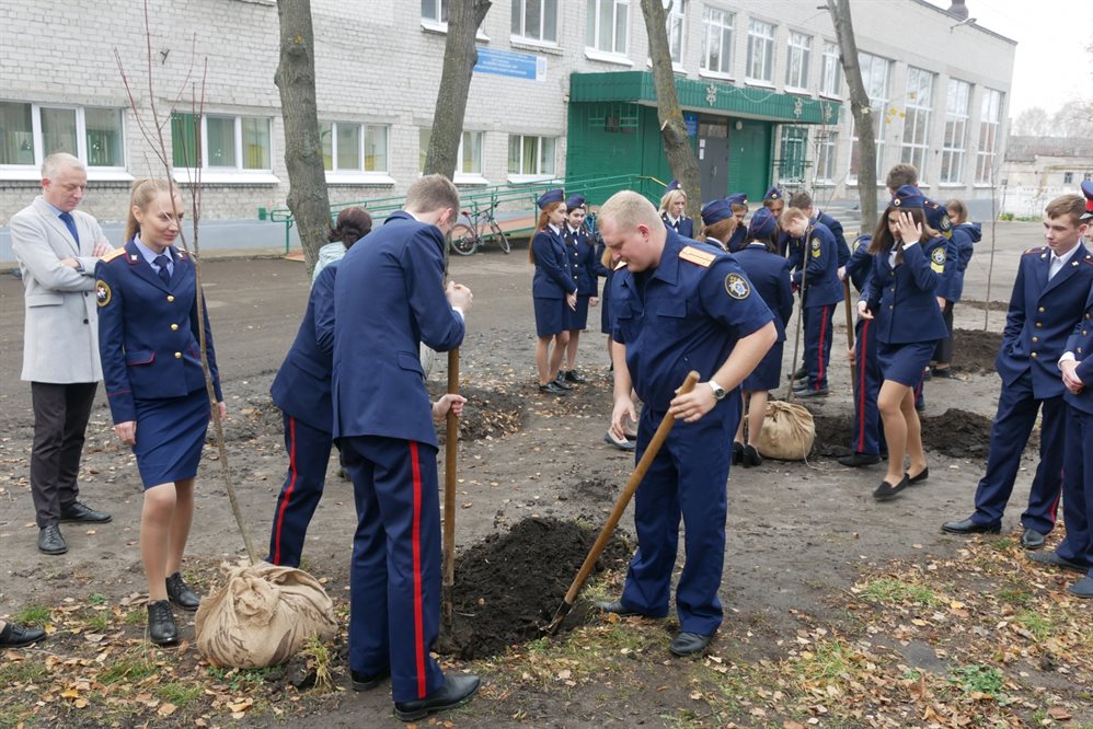 В Ульяновске будущие следователи заложили рябиновую аллею