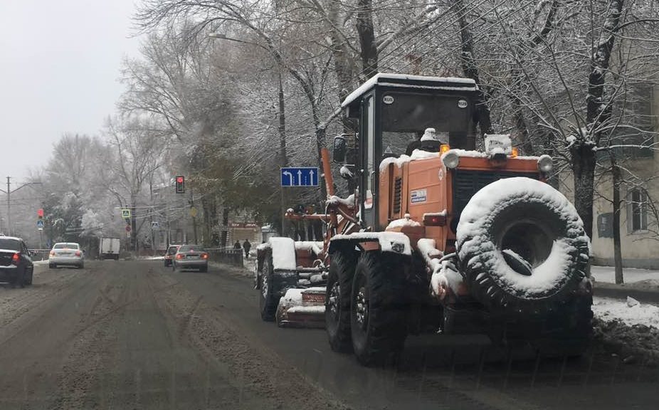 62 спецмашины очищают улицы Ульяновска от снега