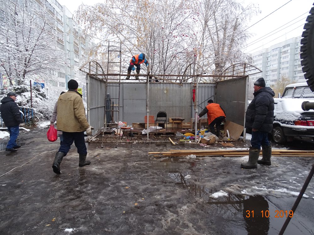 В Ульяновске сотрудники администрации помогли бизнесмену убрать сезонный торговый объект