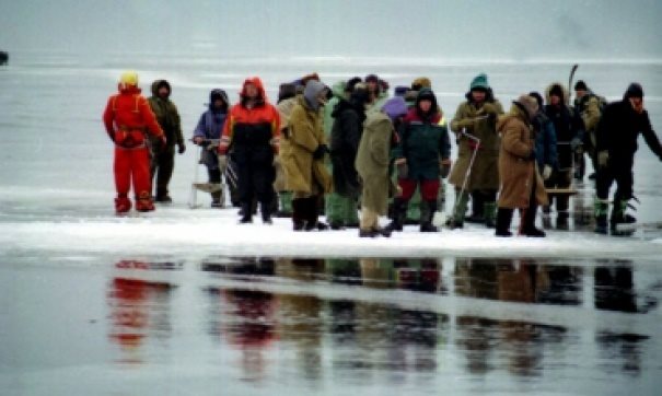 На реке Черемшан оторвалась льдина с рыбаками. Из плена их вызволяют спасатели