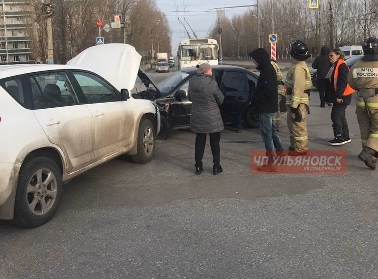 В Заволжье столкнулись «Гранта» и иномарка, заблокировав движение троллейбусов