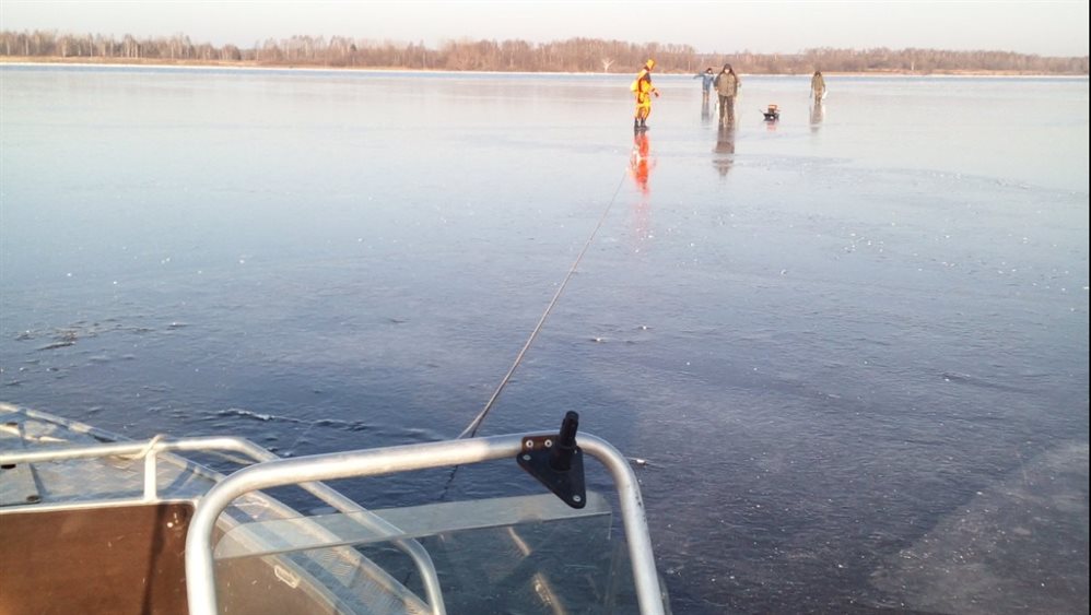В Мелекесском районе с плавающей льдины сняли 64 рыбака