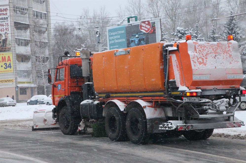 Улицы Ульяновска обрабатывают противогололёдными реагентами