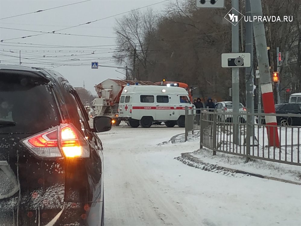 На пересечении улиц Рябикова и Камышинская столкнулись снегоуборщик и «Икс-Рей»