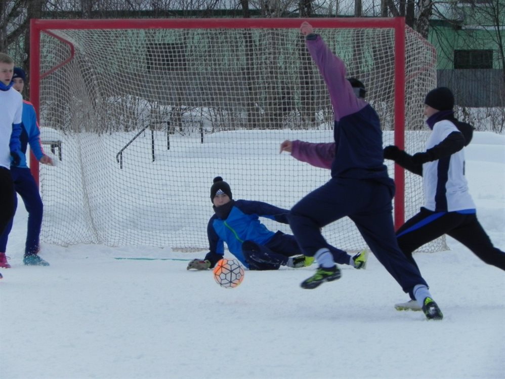 Снега мало, но вы играйте. В Димитровграде начался чемпионат по зимнему мини-футболу