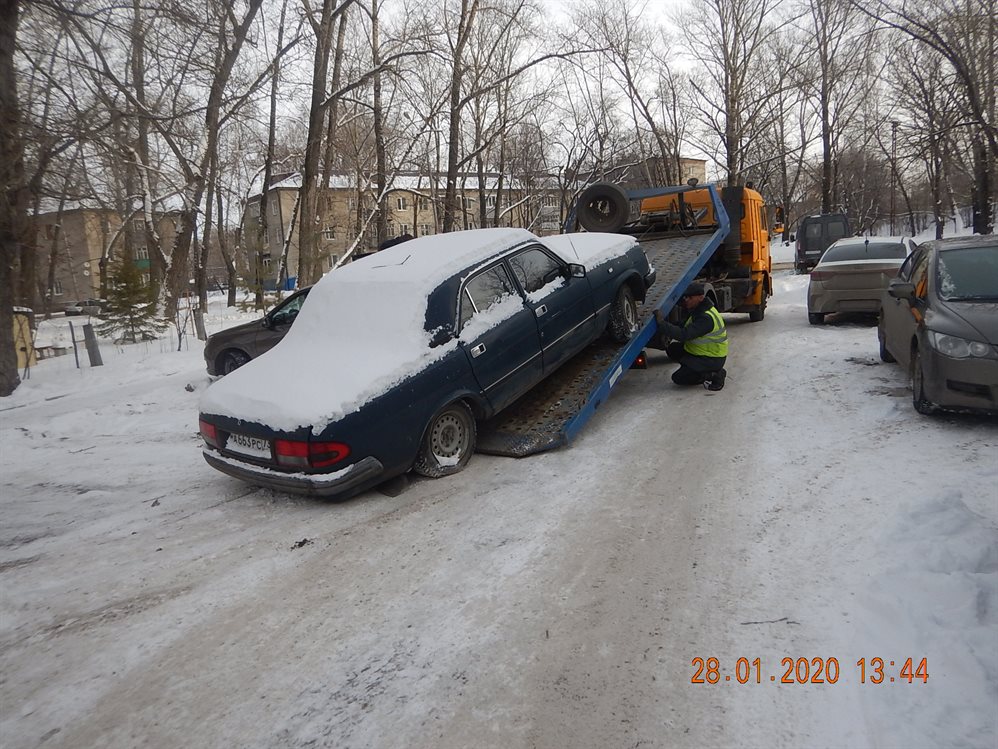 Два брошенных автомобиля убрали с Кузоватовской и Автозаводской